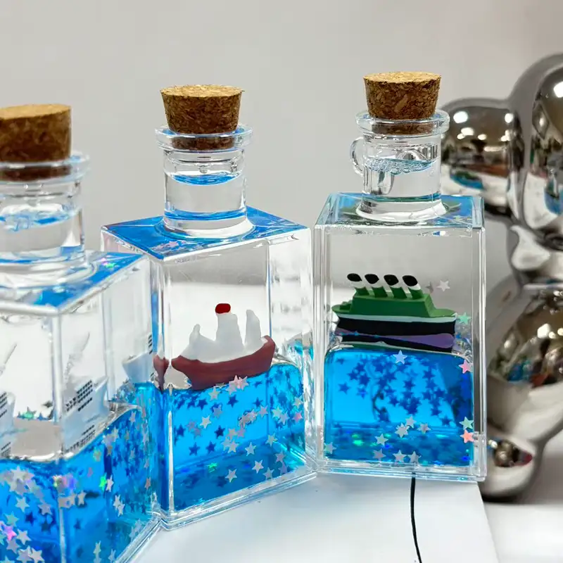 Petit ornement décoratif liquide de bureau en forme de bouteille carrée