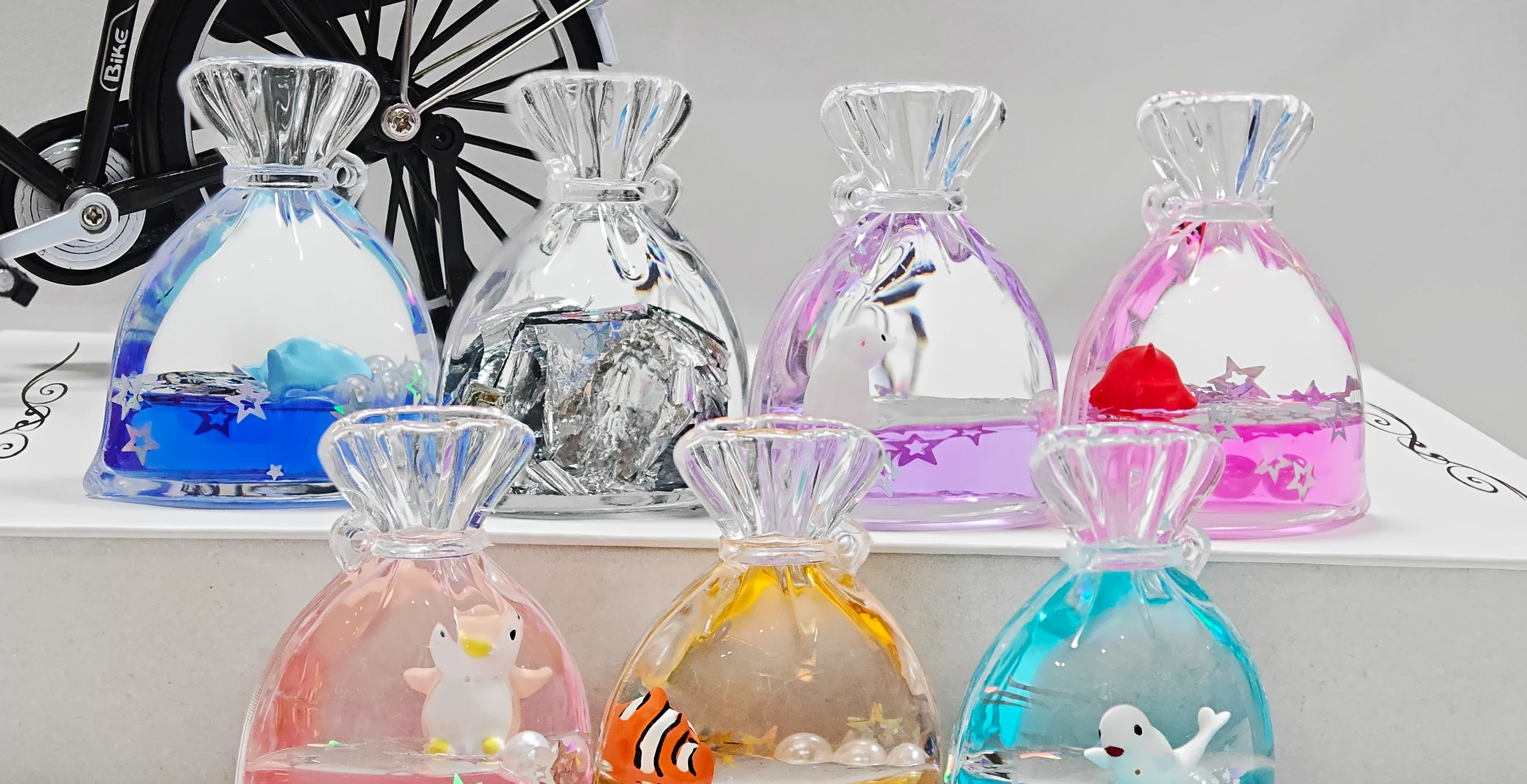 Le processus artisanal de Liquid Keychain.
