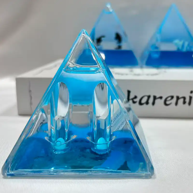 Comment la décoration de bureau liquide pyramidale transforme-t-elle votre espace de travail ?